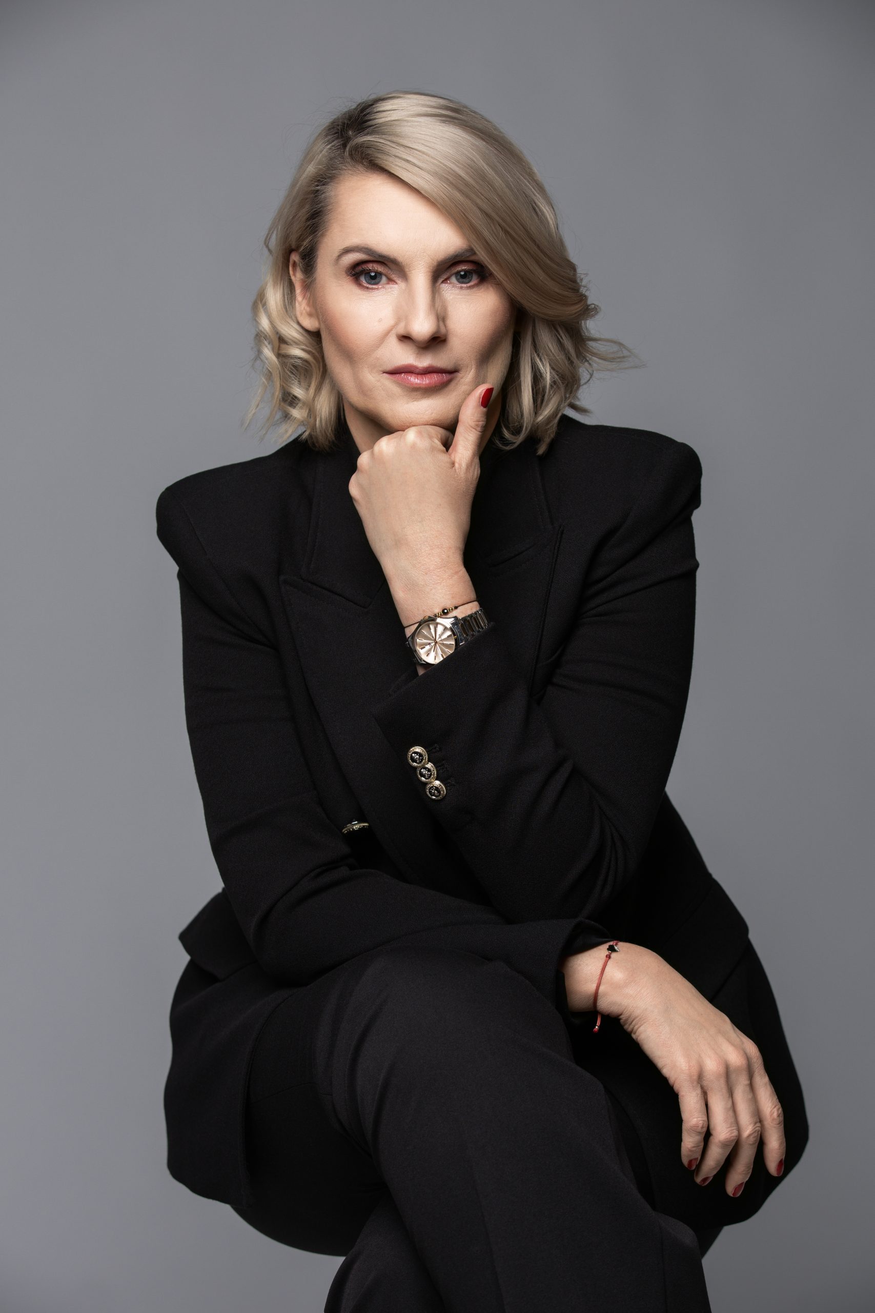 Portret biznesowy na szarym tle