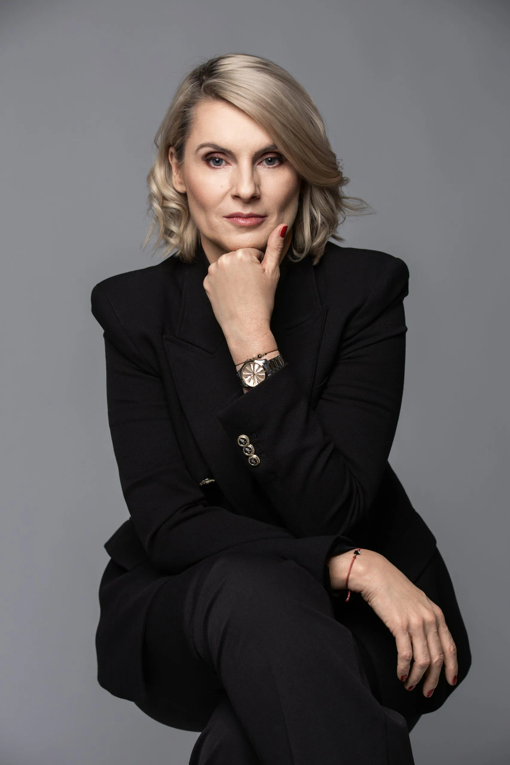 Portret biznesowy na szarym tle