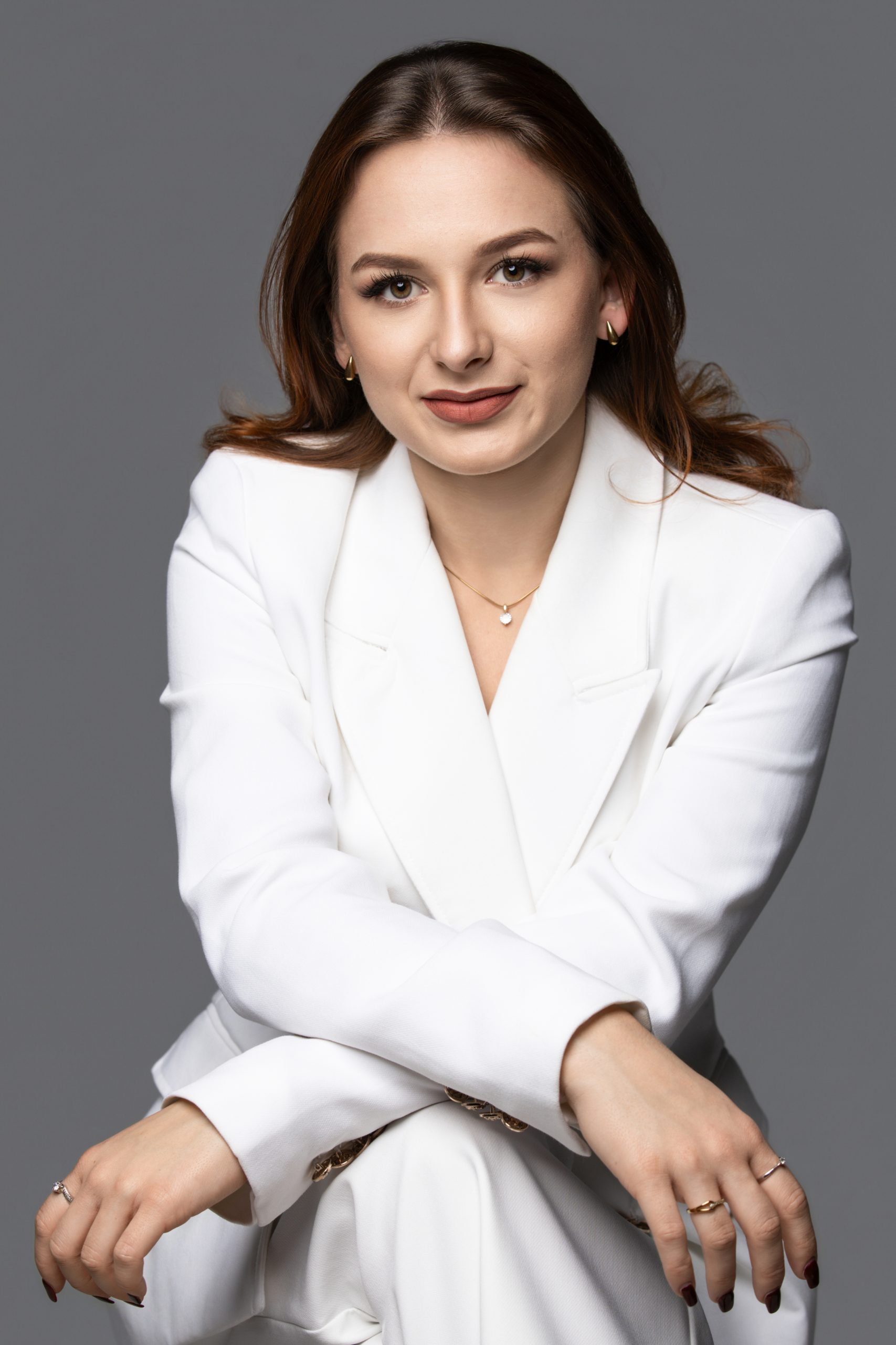 Zdjęcie biznesowe – elegancki półprofil